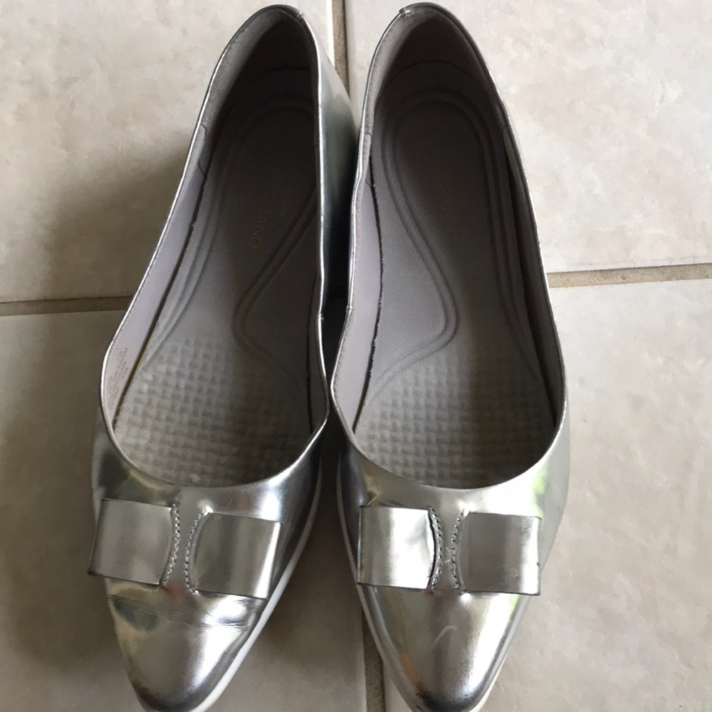 Cole Haan  Grand silver flats Great condition !  WILL BE DONATED ON 1/09/2023!!